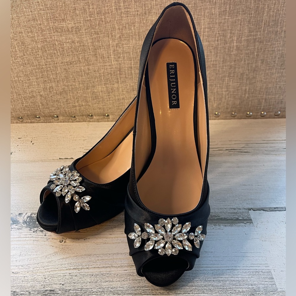 NIB Erijunor peep toe mid heels